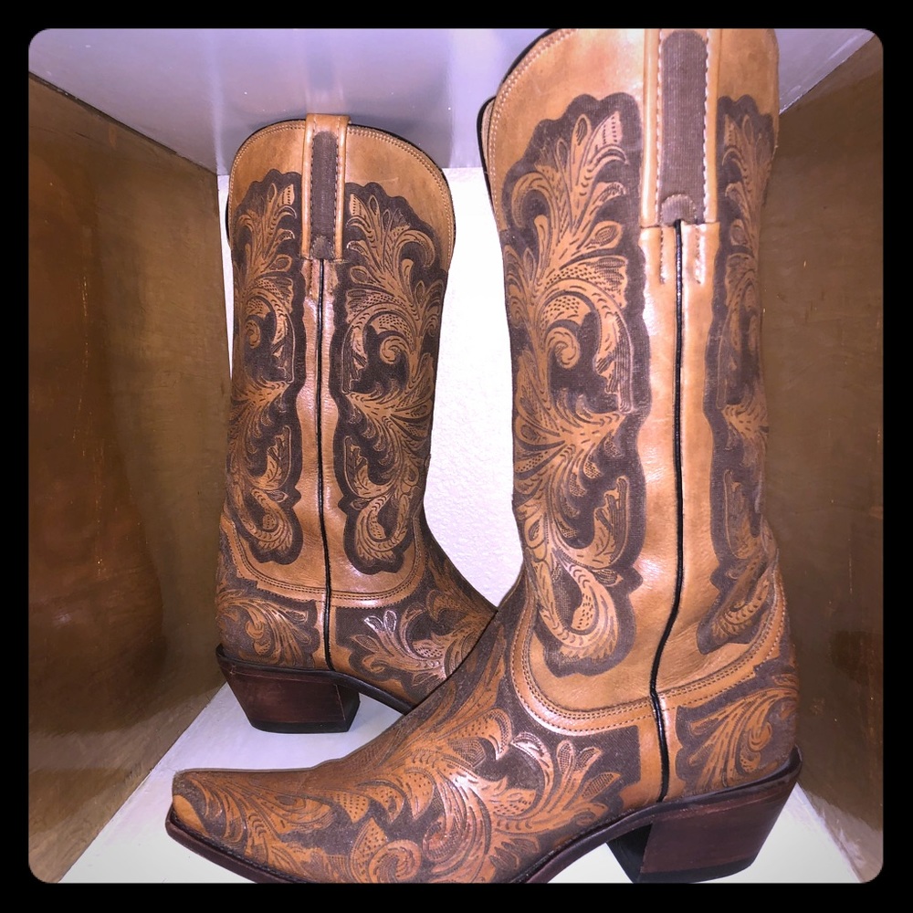 COPY - A pair of Charlie 1 Horse Cowboy boots  are size 7 not 61/2 as box says